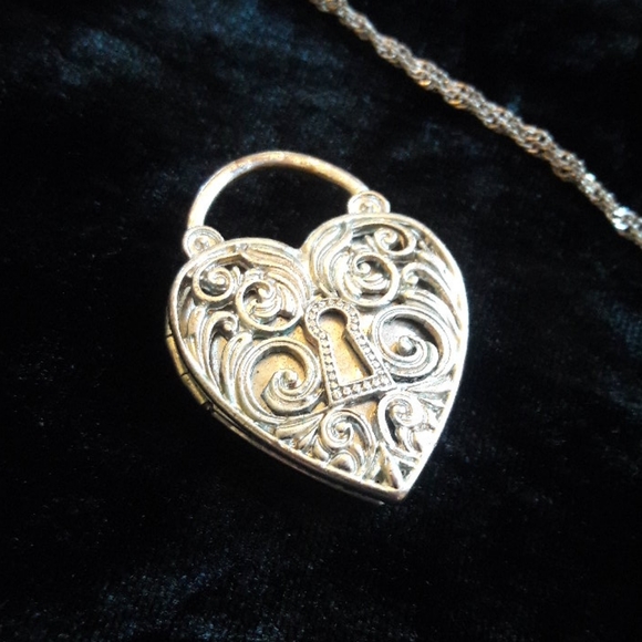 Vintage look detailed heart charm locket